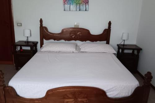 מיטה או מיטות בחדר ב-Attico Panoramico Riviera di Ulisse