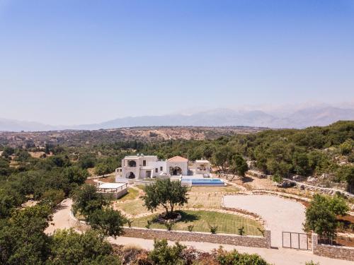una vista aérea de una villa en las colinas en Villa Annie Crete - Private Luxury Villa with Sea and Mountain Views, en Tsivarás