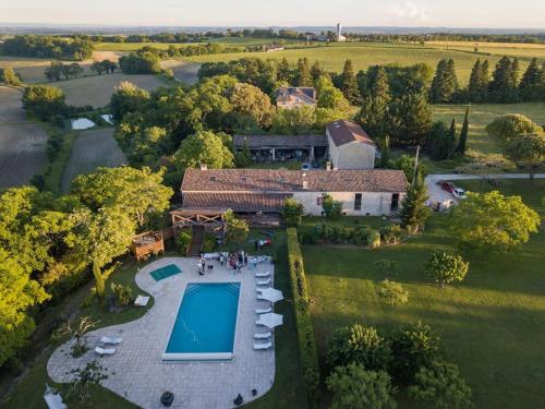 an aerial view of a house with a swimming pool at Demeure de Charme La Source in Cestayrols