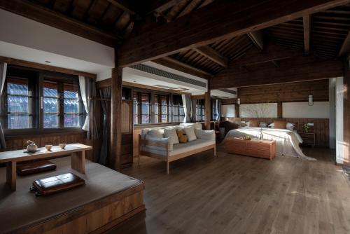 una grande camera con una camera da letto e un letto di Nandu Bed&Breakfast Lijiang Ancient Town a Lijiang