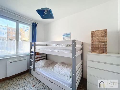 une chambre avec deux lits superposés et une fenêtre dans l'établissement Nid Mamy: Confort, Mer, Rez-de-Chaussée, à Bray-Dunes