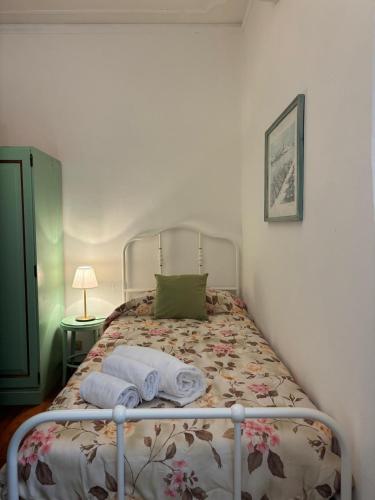a bedroom with a bed with towels on it at Villa del Monte di Cocco in Massarosa