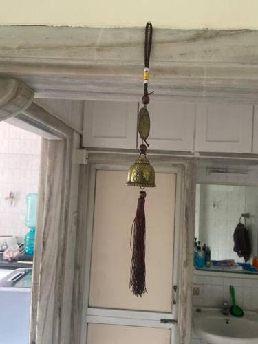 eine Quaste, die von einer Decke in einer Küche hängt in der Unterkunft Boho connection in Mumbai