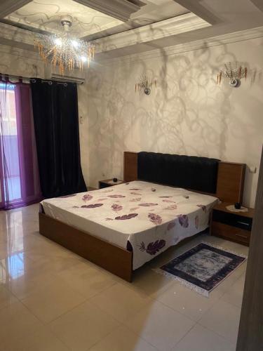 a bedroom with a large bed in a room at Duplex T3 Bien Situé in Annaba