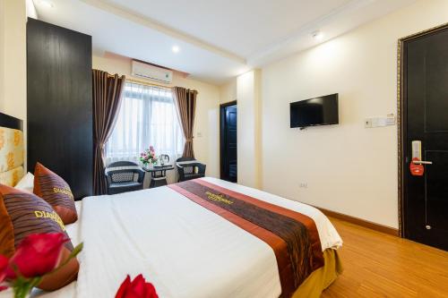 Giường trong phòng chung tại Diamond Hotel