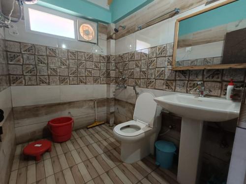 a bathroom with a sink and a toilet at JAYANTI MOTHER NATURE HOMESTAY MUNSYARI in Munsyari