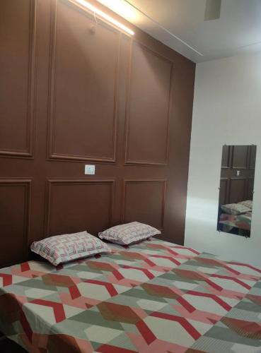 um quarto com uma cama com duas almofadas em ABHIGYA HOME STAY em Faizābād