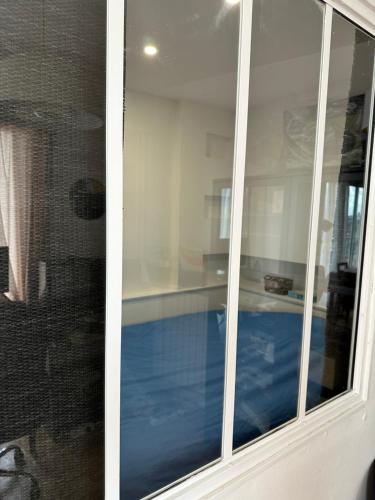 une fenêtre en verre avec vue sur une cuisine dans l'établissement Tour Eiffel - Paris, à Paris