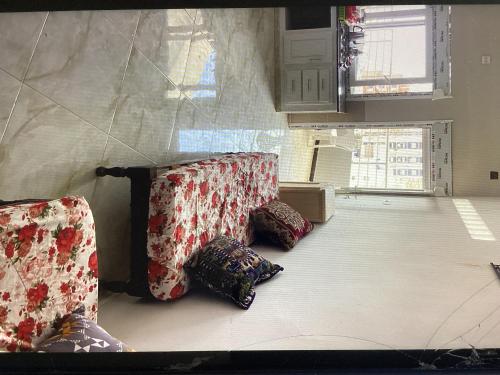 ein Wohnzimmer mit zwei Kissen auf dem Boden in der Unterkunft Plage in Douar Chaïb Rasso