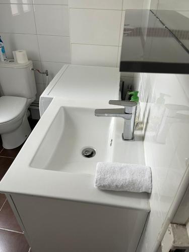 lavandino bianco in bagno con servizi igienici di Appartement insulaire proche Paris a LʼÎle-Saint-Denis