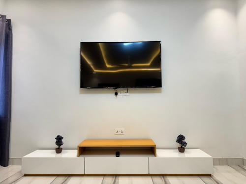 En TV eller et underholdningssystem på Private Apartments in a Home