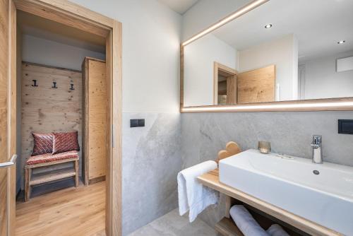 a bathroom with a sink and a mirror at Mirabelle Pension Sankt Ursula in Saltusio