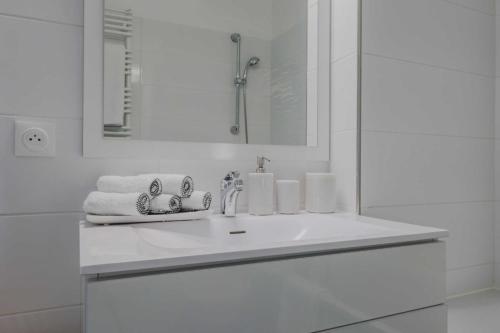 bagno bianco con lavandino e doccia di Elegant apartment - Rooftop and private terrace a Saint-Ouen