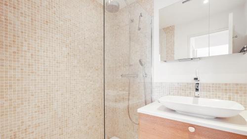 La salle de bains est pourvue d'un lavabo et d'une douche en verre. dans l'établissement CASA NOSTRA, Port-Grimaud, Vue sur les Canaux, à Grimaud