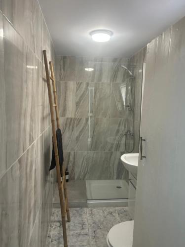 ein Bad mit einer Dusche, einem WC und einem Waschbecken in der Unterkunft Avra House in Limassol