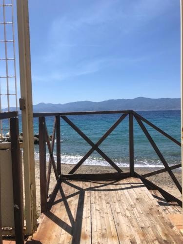 uma vista para o oceano a partir de uma doca em Thalassa Suite & Spa em Reggio di Calabria