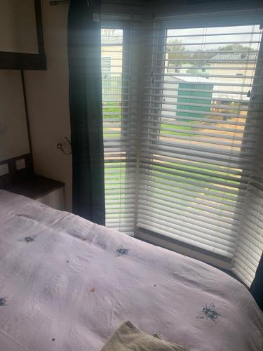 um quarto com uma cama e uma grande janela em BLP22C em Northampton