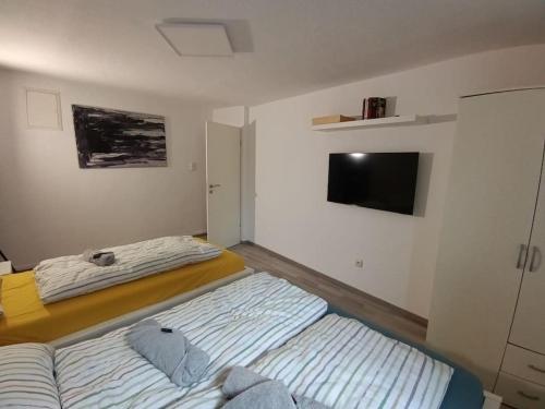 Un pat sau paturi într-o cameră la Nette Altbauwohnung in Biebrich