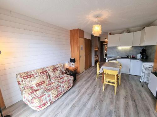 un salon avec un canapé et une table et une cuisine dans l'établissement Studio 4 pers, terrasse sud-ouest, centre station, animaux admis - Saint-Michel-de-Chaillol - FR-1-393-131, à Saint-Michel-de-Chaillol