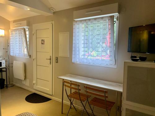 une pièce avec une table et deux chaises et une fenêtre dans l'établissement Logement à 2km de la base olympique Vaires sur Marne, à Chelles