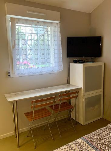 Cette chambre dispose d'un bureau, d'une fenêtre et d'une télévision. dans l'établissement Logement à 2km de la base olympique Vaires sur Marne, à Chelles