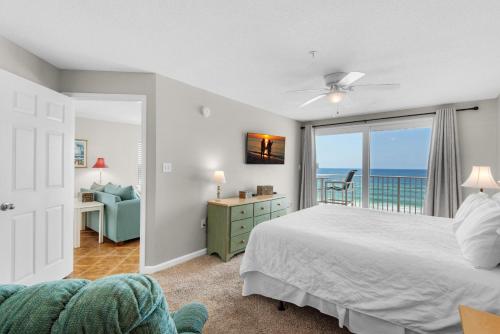 una camera con letto e vista sull'oceano di The Palms #505 a Fort Walton Beach