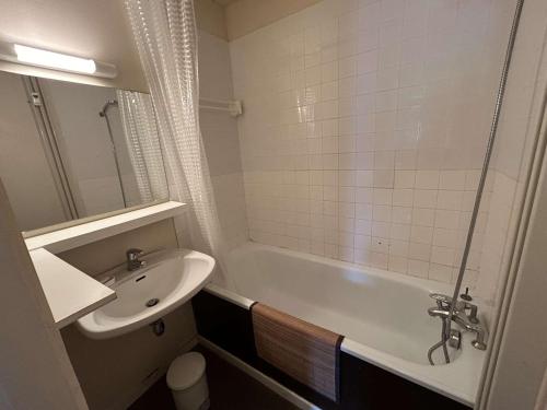 uma pequena casa de banho com um lavatório e uma banheira em Appartement Megève, 2 pièces, 6 personnes - FR-1-597-7 em Megève