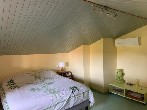 une chambre avec un lit et un plafond dans l'établissement Villa à Hyères avec piscine, climatisation et Wi-Fi, à 5 min de la plage - FR-1-335-169, à Hyères