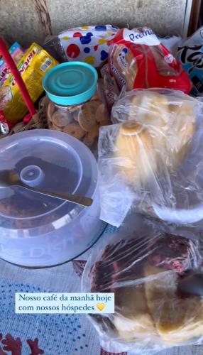 Mansão Espetacular Angra في انغرا دوس ريس: طاولة عليها الكثير من أنواع الطعام المختلفة