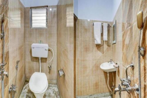 uma casa de banho com um WC e um lavatório em Hotel Chemistrica Digha Near Old Digha Sea Beach - Couple Friendly em Digha