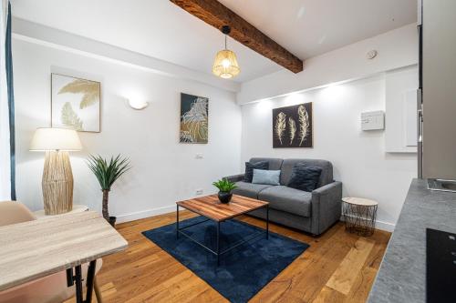 un salon avec un canapé et une table dans l'établissement Pretty & Quiet Studio in Port Area, à Nice