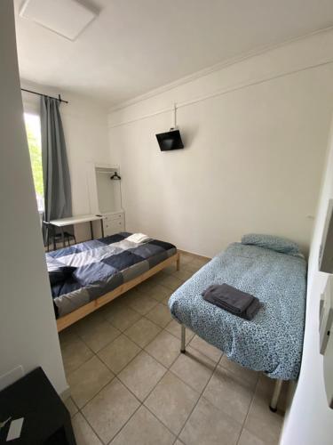 1 dormitorio con 1 cama y 1 silla en Affittacamere Da Pippi en Castel San Pietro Terme