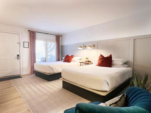une chambre d'hôtel avec deux lits et un canapé dans l'établissement Hotel Cashiers, à Cashiers