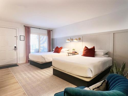 a hotel room with two beds and a couch at Hotel Cashiers in Cashiers