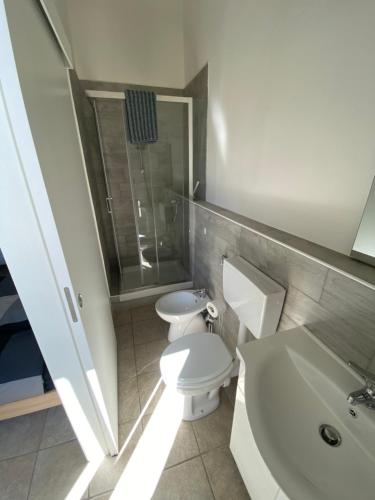 聖彼得羅泰爾梅堡的住宿－Affittacamere Da Pippi，一间带卫生间和水槽的浴室