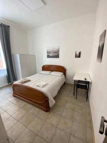 Dormitorio pequeño con cama y mesa en Affittacamere Da Pippi en Castel San Pietro Terme