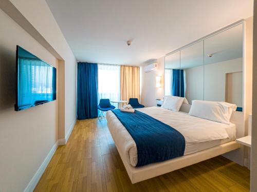 a bedroom with a large bed with a large mirror at Amazing view apartments in Batumi