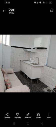 a living room with a sink and a couch at Hakuna Matata in Vecindario