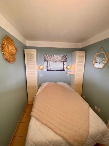 - une petite chambre avec un lit et une fenêtre dans l'établissement Logement au bord de l'océan avec piscine, à Lacanau-Océan