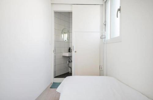 een witte kamer met een bed en een wastafel bij ZiiP HILLS 3 in Seoul