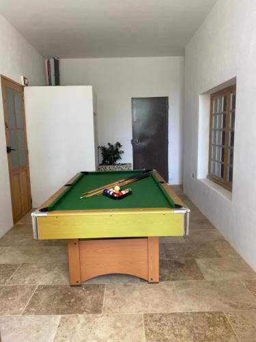 a ping pong table in a room with a pool at Location appartement 1 chambre et dépendance en supplément voir infos importantes dans un mas provençal au coeur du luberon in Cavaillon