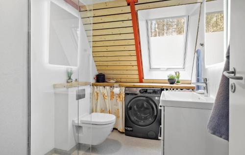 uma casa de banho com um WC e uma máquina de lavar roupa em 3 Bedroom Amazing Home In Hadsund em Hadsund
