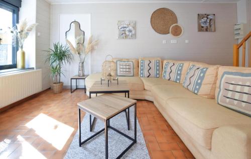 un salon avec un canapé et une table dans l'établissement 2 Bedroom Cozy Home In Manvieux, à Manvieux