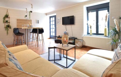 un salon avec un canapé et une table dans l'établissement 2 Bedroom Cozy Home In Manvieux, à Manvieux
