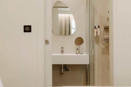 Ett badrum på Soko Hotels-Pont du Gard