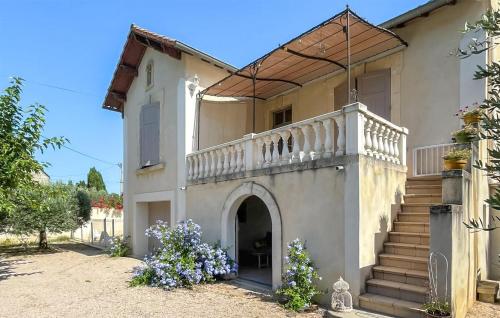 Cette maison blanche dispose d'un balcon et d'un escalier. dans l'établissement Gorgeous Home In Rognonas With Wifi, à Rognonas