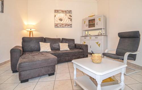 un salon avec un canapé et deux chaises dans l'établissement Gorgeous Home In Rognonas With Wifi, à Rognonas