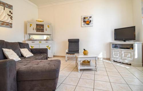 un salon avec un canapé et une télévision dans l'établissement Gorgeous Home In Rognonas With Wifi, à Rognonas