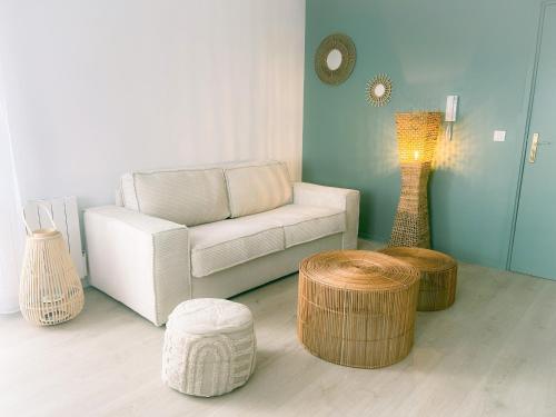 a living room with a couch and two ottomans at L'Organik Disney 7 min Gare 5 min parking privé in Chessy