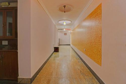 an empty hallway with a white wall and a ceiling at Hotel O Royal Grand Residency Near Lalbagh Botanical Garden in Bengaluru